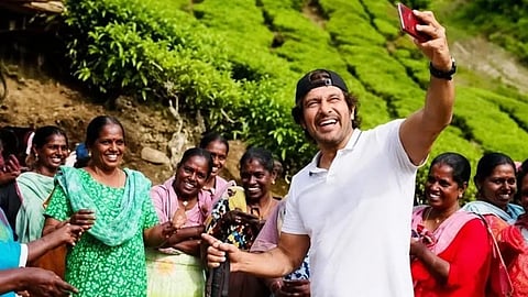 தேயிலைத் தோட்டத் தொழிலாளர்களுடன் விக்ரம்