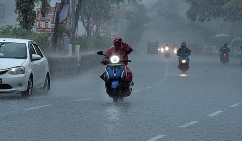 கோவை, நீலகிரி, ஈரோடு, திண்டுக்கல், தேனியில் இரு தினங்களுக்கு கனமழை வாய்ப்பு