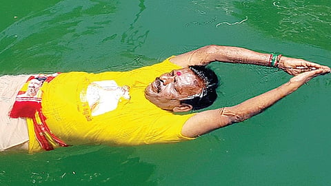 சோழவந்தான் தவெக எம்எல்ஏ நீரில் மிதந்து நேர்த்திக்கடன்