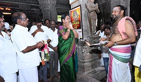 பிரேமலதா சாமி தரிசனம்