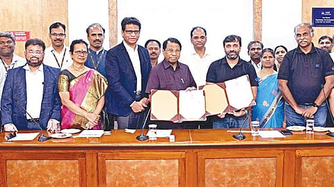 விஐடி பல்கலைக்கழகத்தில், பஜாஜ் பொறியியல் திறன் பயிற்சி மையம் அமைப்பதற்கான புரிந்துணர்வு ஒப்பந்த பரிமாற்ற நிகழ்ச்சியில் வேந்தர் கோ.விசுவநாதன் பங்கேற்றார். உடன், துணைத் தலைவர்கள் சங்கர் விசுவநாதன், சேகர் விசுவநாதன் மற்றும் பஜாஜ் ஆட்டோ ஃபவுண்டேஷனின் சிஎஸ்ஆர் துணைத் தலைவர் சுதாகர் குடிபதி உள்ளிட்டோர்.