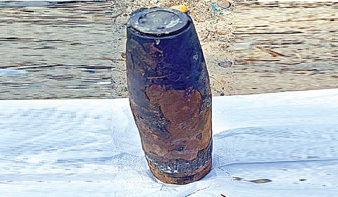 மீன்பிடி வலையில் சிக்கிய பீரங்கி குண்டு.