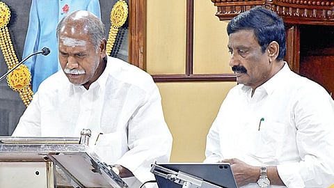 புதுச்சேரி சட்டப்பேரவையில் எம்எல்ஏ.வாக பதவியேற்ற முதல்வர் ரங்கசாமி. உடன் தற்காலிக சட்டப்பேரவைத் தலைவர் அன்பழகன். படம் : எம்.சாம்ராஜ்