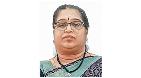 கல்லூரிக் கல்வி ஆணையர் முனைவர் பட்டத்துக்கு விண்ணப்பித்ததில் சர்ச்சை