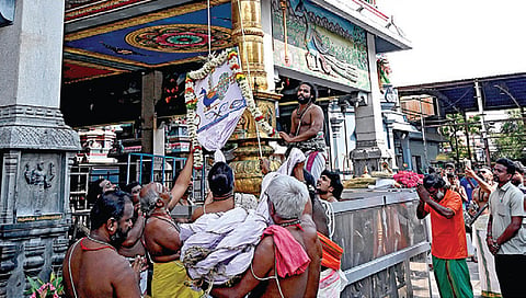 சென்னை வடபழனி முருகன் கோயிலில் வைகாசி விசாக விழா கொடியேற்றத்துடன் தொடங்கியது. | படம்: ம.பிரபு |