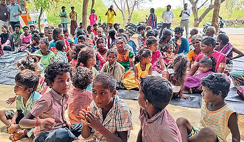 உடுமலை அருகே அமராவதி நகரில் அண்மையில் நடைபெற்ற விழிப்புணர்வு நிகழ்வில் பங்கேற்ற திப்பிபாறை கிராம மக்கள்.