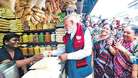 பிரதமர் மோடிக்கு பேல்பூரி விற்ற விக்ரம் சாவோ.