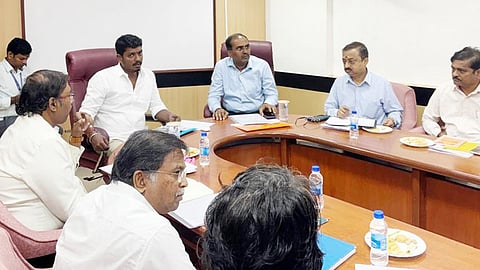 717 டாஸ்மாக் மதுபான கடைகள் மூடுவது குறித்து மதுவிலக்கு மற்றும் ஆயத்தீர்வைத் துறை அமைச்சர் க.விக்னேஷ் ஆய்வு