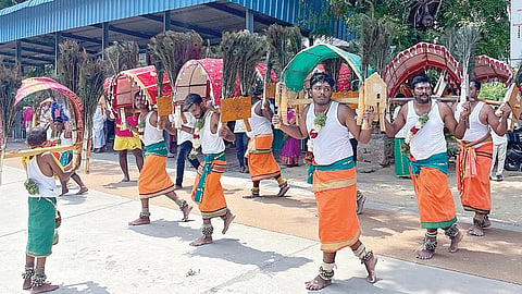 பழநி முருகன் கோயிலுக்கு காவடி எடுத்து வந்த பக்தர்கள்.