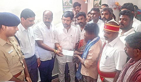 சிறுமி குடும்பத்தினரிடம் தமிழக அரசு சார்பில் ரூ.7 லட்சத்துக்கான காசோலையை அமைச்சர்கள் பார்த்திபன், சம்பத்குமார் வழங்கினர். உடன் சேலம் ஆட்சியர் இளம்பகவத், எஸ்.பி. கவுதம் கோயல் உள்ளிட்டோர்.