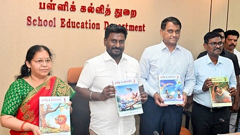 பள்ளிகளுக்கு பாடப் புத்தகம் விநியோகம்: அமைச்சர் ராஜ்மோகன் ஆய்வு