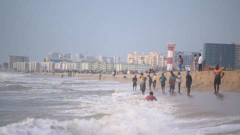 மெரினாவில் ராட்சத அலையில் சிக்கி மாணவன் மாயம்: மகனை காப்பாற்ற முதல்வருக்கு தாய் வேண்டுகோள்