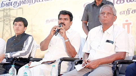 தமிழக மின்வாரியத்துடன் தொடர்புடைய ஒப்பந்ததாரர்கள், மின் உபகரணங்கள் விநியோகஸ்தர்கள், வழங்குநர்கள் மற்றும் கொள்முதல் செய்வோர் ஆகியோருடன் சென்னை கலைவாணர் அரங்கில் அமைச்சர் சி.டி.ஆர்.நிர்மல்குமார் கலந்துரையாடினார். படம்: எல்.சீனிவாசன்