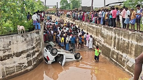 ஓமலூர் அருகே சுரங்கப்பாதையில் தேங்கிய மழைநீரில் சிக்கிய கார்: கணவன், மனைவி உயிரிழப்பு