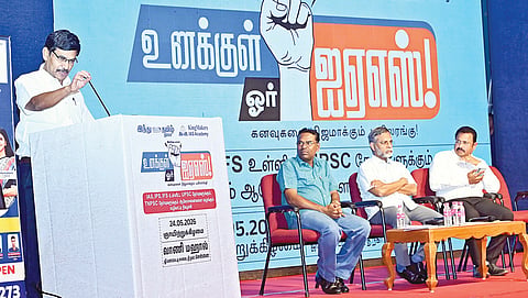 ‘இந்து தமிழ் திசை’ - ‘கிங்மேக்கர்ஸ் ஐஏஎஸ் அகாடமி’ சார்பில் ‘உனக்குள் ஓர் ஐஏஎஸ்’ வழிகாட்டி நிகழ்ச்சி சென்னை தி.நகரில் நேற்று நடைபெற்றது. இதில் முன்னாள் தலைமைச் செயலர் வெ.இறையன்பு, தேசிய பேரிடர் மேலாண்மை ஆணையத்தின் முன்னாள் ஆலோசகர் வெ.திருப்புகழ் ஆகியோர் மாணவர்களுக்கு ஆலோசனைகளை வழங்கினர். ‘கிங் மேக்கர்ஸ் ஐஏஎஸ் அகாடமி’யின் நிர்வாக இயக்குநர் சத்யஸ்ரீ பூமிநாதன், ‘இந்து தமிழ் திசை’ நாளிதழ் உதவிப் பொதுமேலாளர் மு.முருகேசன் உள்ளிட்டோர் உடனிருந்தனர்.