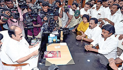 அதிமுக எம்எல்ஏ இசக்கி சுப்பையா நேற்று எம்எல்ஏ பதவியை ராஜினாமா செய்தார். அதற்கான கடிதத்தை சட்டப்பேரவைத் தலைவர் ஜே.சி.டி.பிரபாகரிடம் தலைமைச் செயலகத்தில் வழங்கினார். படம்: எல்.சீனிவாசன்