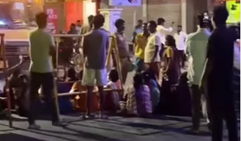 மின் தடையை கண்டித்து நள்ளிரவில் ஈசிஆரில் மறியல்: சோழிங்கநல்லூர் எம்எல்ஏ பேச்சுவார்த்தை