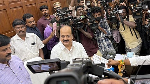 “அதிமுகவினர் மனுக்களை பரிசீலித்து நாளை முடிவை அறிவிக்கிறேன்” - சபாநாயகர் ஜேசிடி பிரபாகர்