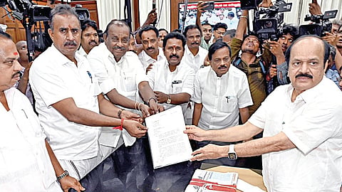 தலைமைச் செயலகத்தில் பேரவைத் தலைவர் ஜே.சி.டி.பிரபாகரை அதிமுக எம்.எல்.ஏக்கள் எஸ்.பி.வேலுமணி, விஜயபாஸ்கர் உள்ளிட்டோர் நேற்று சந்தித்து, அதிமுக சட்டமன்ற தலைவராக பழனிசாமியை தேர்ந்தெடுத்துள்ளதாக கடிதம் அளித்தனர். படம்: எஸ்.சத்தியசீலன்