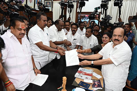 அதிமுகவின் சட்டப்பேரவை குழு தலைவராக பழனிசாமியை தேர்ந்தெடுக்கும் கடிதத்தை சபாநாயகரிடம் வழங்கினர் | படம்: சத்தியசீலன்