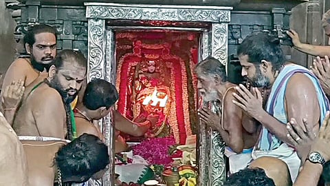 ஆலங்குடி ஆபத்சகாயேஸ்வரர் கோயிலில் நேற்று குரு பகவானுக்கு நடைபெற்ற தீபாராதனை.