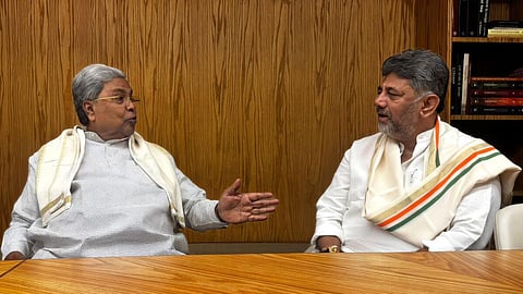 சித்தராமையா அருகில் டி.கே.சிவகுமார்
