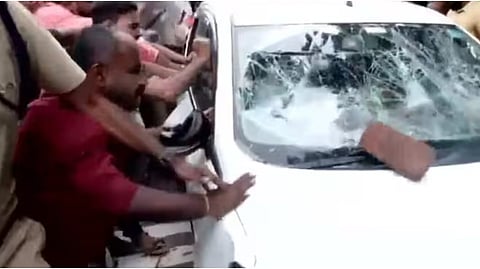 பினராயி வீட்டில் சோதனையிட்ட அமலாக்கத் துறையினரின் வாகனங்கள் மீது மார்க்சிஸ்ட் கட்சியினர் தாக்குதல்