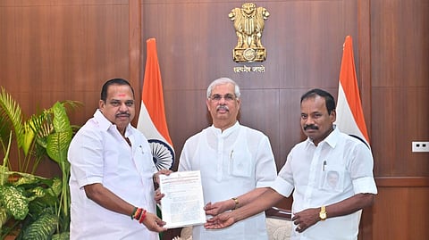 தமிழகத்தில் நடக்கும் குதிரை பேரத்தை தடுத்து நிறுத்த கோரி ஆளுநரிடம் அதிமுக மனு