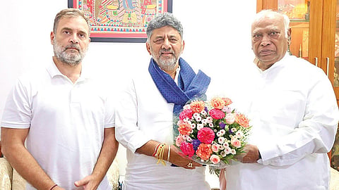 கர்நாடக முதல்வர் சித்தராமையா நேற்று முன்தினம் பதவி விலகியதை தொடர்ந்து புதிய முதல்வராக துணை முதல்வர் டி.கே.சிவகுமார் தேர்ந்தெடுக்கப்படுவார் என்று கூறப்படுகிறது. இந்நிலையில் டி.கே. சிவகுமார் நேற்று டெல்லியில் காங்கிரஸ் தேசிய தலைவர் மல்லிகார்ஜுன கார்கே, மற்றும் மக்களவை எதிர்க்கட்சித் தலைவர் ராகுல் காந்தியை சந்தித்தார். படம்: பிடிஐ