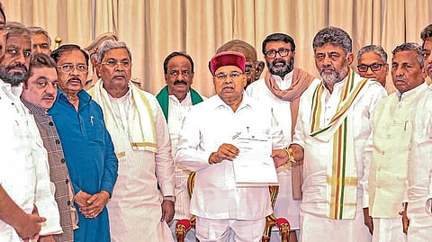 கர்நாடக மாநிலம் பெங்களூருவில் நேற்று காங்கிரஸ் சட்டப்பேரவை குழுத் தலைவராக தேர்ந்தெடுக்கப்பட்ட டி.கே.சிவகுமார், ஆளுநர் தாவர்சந்த் கெலாட்டை சந்தித்து புதிய அரசு அமைக்க உரிமை கோரி கடிதம் வழங்கினார். அருகில் முன்னாள் முதல்வர் சித்தராமையா உள்ளிட்ட மூத்த நிர்வாகிகள். படம்: பிடிஐ