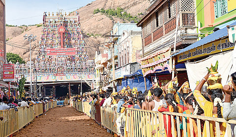 திருப்பரங்குன்றம் முருகன் கோயிலில் சுவாமி தரிசனம் செய்ய நீண்ட வரிசையில் காத்திருந்த பக்தர்கள். படம்: எஸ்.கிருஷ்ணமூர்த்தி