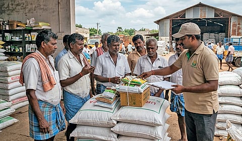 யூரியாவுடன் இணை பொருட்களை கட்டாயப்படுத்தி விற்கும் நிறுவனங்கள் - உரக்கடை சில்லறை வியாபாரிகள் தவிப்பு
