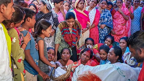 மகாராஷ்டிராவின் புனே மாவட்டத்தில் கள்ளச்சாராயம் குடித்து 18 பேர் உயிரிழந்தனர். பிம்ப்ரி சிஞ்ச்வாட் நகரின் புகேவாடி பகுதியில் உயிரிழந்த ஒருவரின் உடலுக்கு அருகில் நேற்று துயரத்தில் ஆழ்ந்திருந்த குடும்பத்தினர். படம்: பிடிஐ