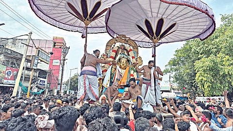 காஞ்சிபுரம் வரதராஜ பெருமாள் கோயிலில் கருடசேவை உற்சவம் கோலாகலம்