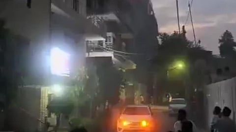டெல்லி அடுக்குமாடி கட்டிட விபத்து: பலி 6 ஆக அதிகரிப்பு - தொடரும் மீட்புப் பணி