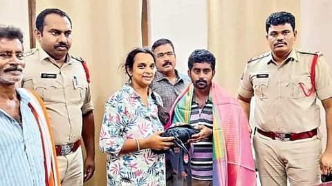 ஆந்திராவில் ரூ.20 லட்சம் நகைகளை போலீஸில் ஒப்படைத்த தொழிலாளி