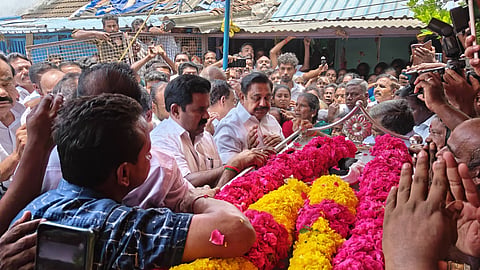 கும்பகோணம் அருகே அதிமுக நிர்வாகி தீக்குளித்து தற்கொலை: இபிஎஸ் நேரில் அஞ்சலி