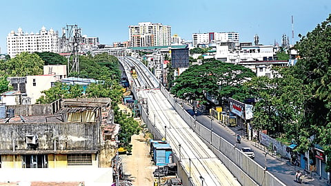2-ம் கட்ட மெட்ரோ ரயில் திட்டத்தில், 4-வது வழித்தடத்தில் வடபழனி - கோடம்பாக்கம் பவர்ஹவுஸ் தடத்தில் தண்டவாளம் அமைக்கும் பணி நடைபெறுகிறது. (கோப்புப் படம்)