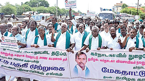 ஓசூரிலிருந்து மேகேதாட்டு நோக்கி முற்றுகை போராட்டம் நடத்துவதற்காக புறப்பட்டுச் சென்ற பி.ஆர்.பாண்டியன் தலைமையிலான விவசாயிகள் சங்கத்தினர்.