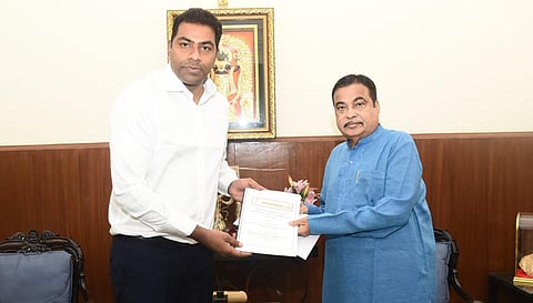 மத்திய அமைச்சர் நிதின் கட்கரியிடம் அமைச்சர் ஆதவ் அர்ஜுனா கோரிக்கை மனு அளிப்பு