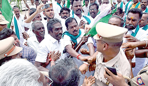 பயிர்க் கடனை முழுமையாக தள்ளுபடி செய்யக் கோரி தமிழகம் முழுவதும் விவசாயிகள் ஆர்ப்பாட்டம்