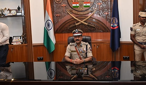 தமிழக சட்டம் - ஒழுங்கு புதிய டிஜிபியாக மகேஷ்குமார் அகர்வால் இன்று பொறுப்பேற்றுக் கொண்டார்.