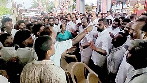 பொள்ளாச்சி ஜெயராமன் தாயார் மறைவுக்கு ஆறுதல் கூற வந்தபோது பழனிசாமி, வேலுமணி ஆதரவாளர்கள் கைகலப்பு