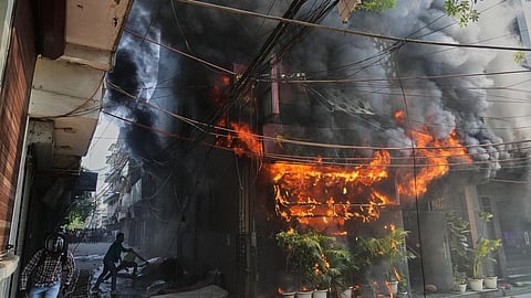 டெல்லி ஓட்டலில் பயங்கர தீ விபத்து: வெளிநாட்டினர் உட்பட 21 பேர் உயிரிழப்பு