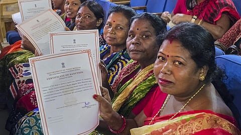 மேற்கு வங்கத்தில் பெண்களுக்கு மாதம் ரூ.3,000 நிதியுதவி வழங்கும் திட்டம் தொடக்கம்