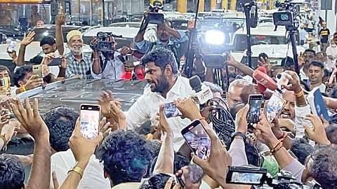 டெல்லியிலிருந்து நேற்று சென்னை திரும்பிய அண்ணாமலைக்கு விமான நிலையத்தில் உற்சாக வரவேற்பு அளிக்கப்பட்டது.