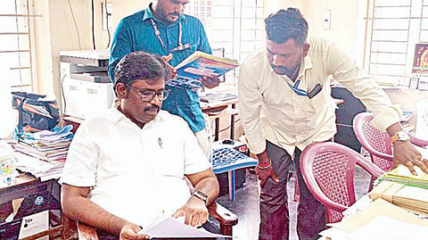மதுரை மாவட்ட சார் பதிவாளர் அலுவலகங்களில் அமைச்சர் லோகேஷ் தமிழ்ச்செல்வன் ஆய்வு