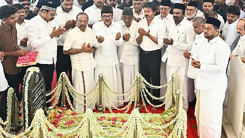 131-வது பிறந்தநாள் கொண்டாட்டம்: காயிதே மில்லத் நினைவிடத்தில் முதல்வர் மரியாதை