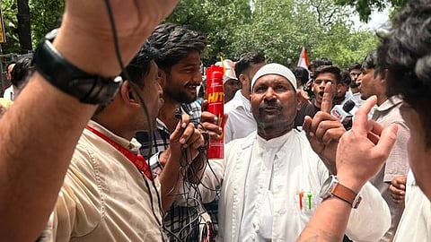 டெல்லியில் கரப்பான் பூச்சி ஜனதா கட்சியினர் போராட்டம் - ‘ஹிட்’ ஸ்ப்ரே உடன் வந்த நபரால் பரபரப்பு