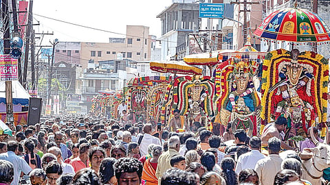 தஞ்சாவூரில் நேற்று நடைபெற்ற 27 கருட சேவை நிகழ்ச்சியில் பக்தர்கள் கூட்டத்துக்கு நடுவே எழுந்தருளிய 27 பெருமாள் சுவாமிகள். படம்: ஆர்.வெங்கடேஷ்
